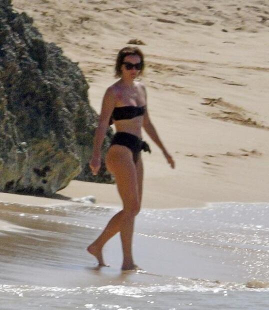 Emma Watson presume figura de impacto en Barbados con bikini
