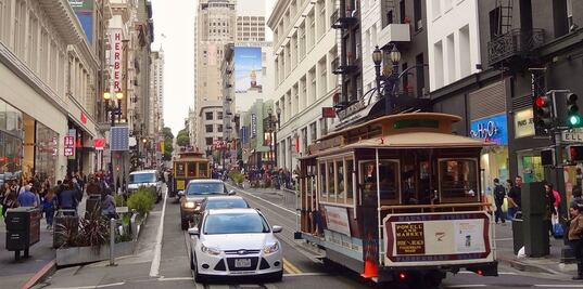 San Francisco prohíbe acceso de autos en importante avenida
