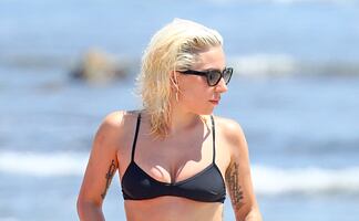 Lady Gaga 'rompe Instagram' con su bikini más arriesgado 