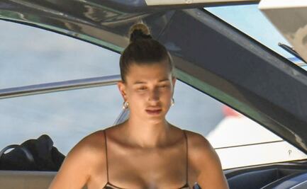 Hailey Bieber impacta con diminuto bikini 'animal print' en Italia