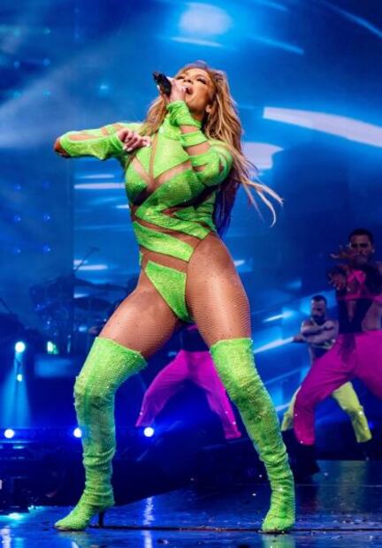 Jennifer Lopez arrasa en Milwaukee con leotardo neón traslúcido