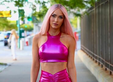 Como Margot Robbie, Megan Fox deslumbra al estilo Barbie con atuendo de látex