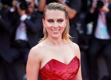 Scarlett Johansson sorprende con belleza en el Festival de Venecia