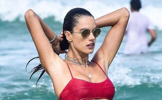 Alessandra Ambrosio arrasa en playa de Brasil con diminuto bikini rojo