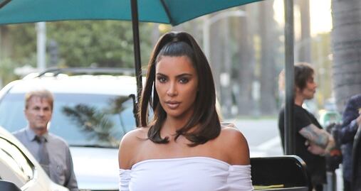 Kim Kardashian luce figura ‘curvy’ con vestido strapless en Los Ángeles