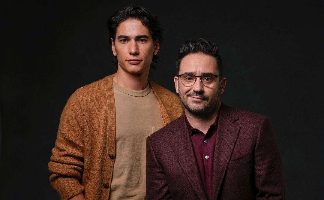 El actor Enzo Vogrincic, izquierda, y el director J. A. Bayona de "La sociedad de la nieve". (Foto AP/Ashley Landis)