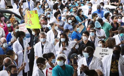 Personal médico de EU, frustrado por gente que no aprovecha vacunas