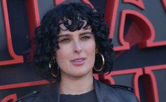 Hija de Demi Moore 'enciende' el verano con pequeños trajes de baño