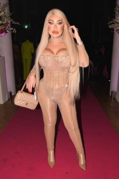 'Barbie humana' copia estilo de Megan Fox y luce catsuit nude