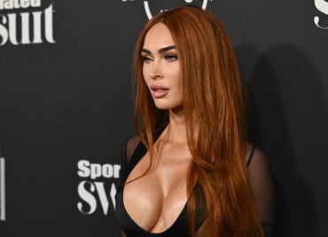 Megan Fox promociona videojuego con corsé traslúcido y falda de raja