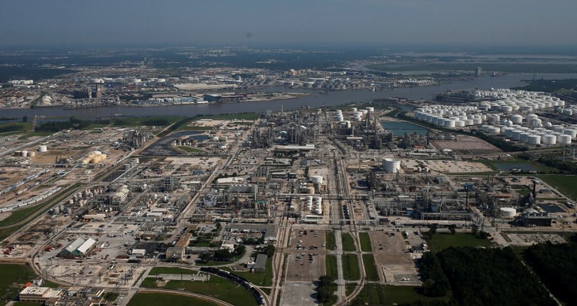Controlan incendio en planta química de Houston