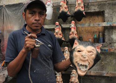Fábrica mexicana crea miles de máscaras para Halloween y Día de Muertos