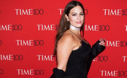 Ashley Graham deja al descubierto su lencería con vestido de red transparente