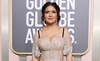 Salma Hayek se luce con microbikin mientras nada en piscina y enamora a sus fanáticos