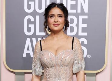 Salma Hayek muestra cómo llevar diminuto bikini negro en el mar a los 57 años