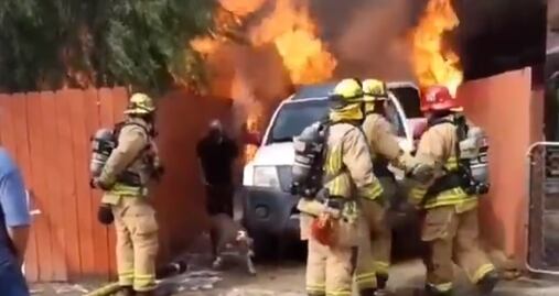 Video. Hombre corre hacia incendio para salvar a perro en San Diego