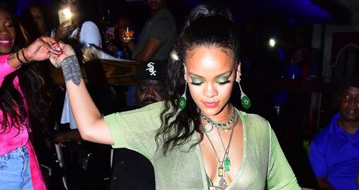 Rihanna 'enciende' fiesta en Barbados con micro short