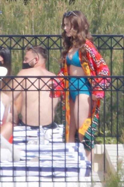 Lily Collins se luce con bikini azul durante grabación en Francia