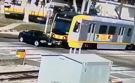 Video. Tren arrolla auto y conductor sobrevive en Los Ángeles