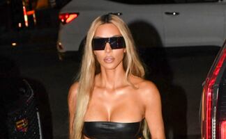Kim Kardashian luce cinturita con su top bandeau más pequeño en Miami