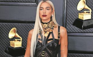 Dua Lipa enamora con un vestido de terciopelo y escote en gala de Londres