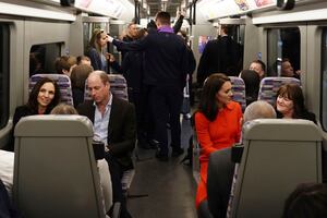 William y Kate, previo a la coronación, sorprenden con viaje en Metro y visita a “pub” (FOTOS)