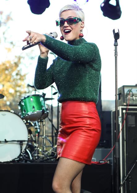 Katy Perry luce piernas torneadas con falda roja