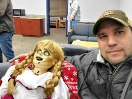 Muere Dan Rivera, investigador paranormal que recorría EU con Annabelle, la “muñeca embrujada”