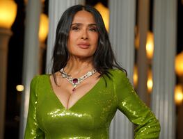Salma Hayek se roba los suspiros en la Gala de Arte y Cine LACMA con glamoroso vestido bustier