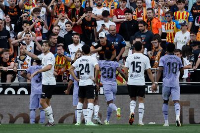 Por gritos de racismo contra Vinicius Jr. sancionan al Valencia; el club apelará