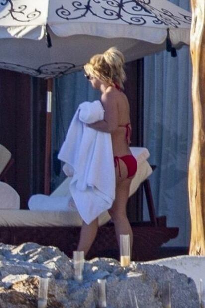 Britney Spears deslumbra con diminuto bikini rojo en México