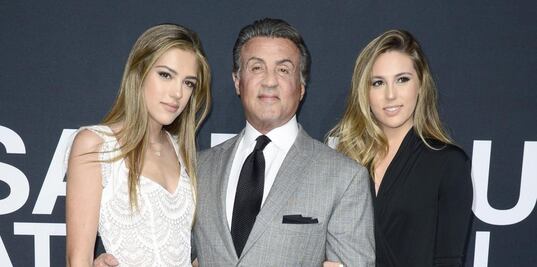 Hija de Sylvester Stallone deslumbra con minivestido en Roma