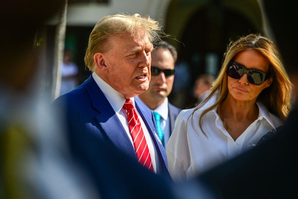 Donald Trump hace incómodo comentario sobre redada del FBI en Mar-a-Lago: “hicieron un lío” con la ropa interior de Melania (Photo by GIORGIO VIERA / AFP)