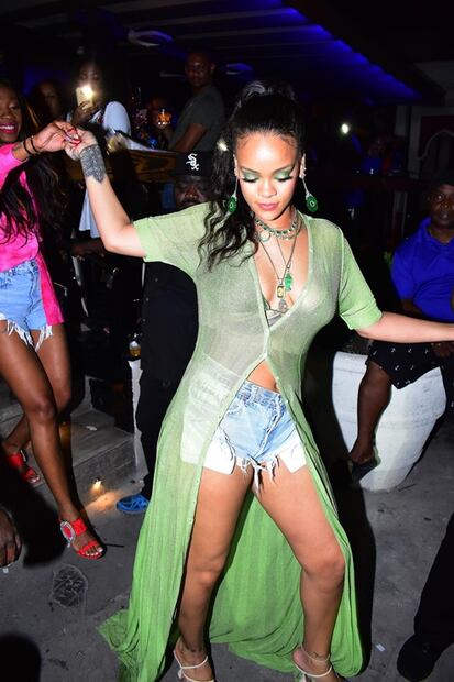 Rihanna 'enciende' fiesta en Barbados con micro short