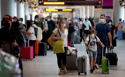 Pilotos y azafatas contagiados de Covid-19; cancelan cientos de vuelos en EU