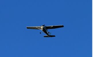 Avioneta aterriza en carretera de San Diego (video)