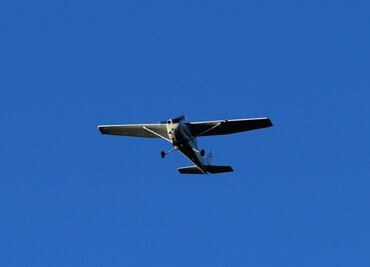 Avioneta aterriza en carretera de San Diego (video)