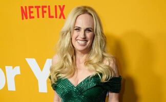 Rebel Wilson 'impacta' con bikini retro en yate de lujo