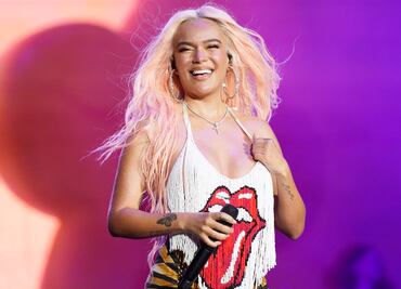 Karol G estrena "Mi ex tenía razón" con referencias a Anuel AA y guiños a Selena Quintanilla