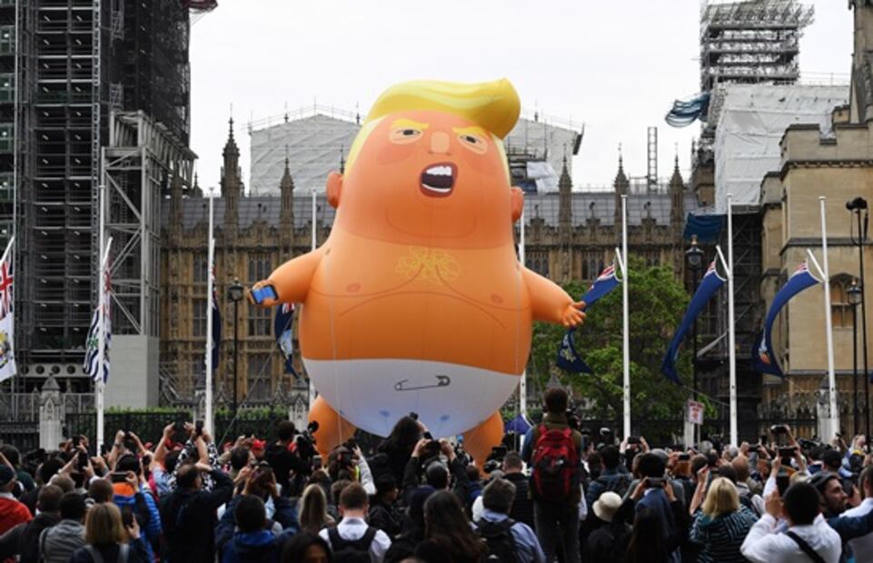 El gigante "Baby Trump" sobrevuela Londres