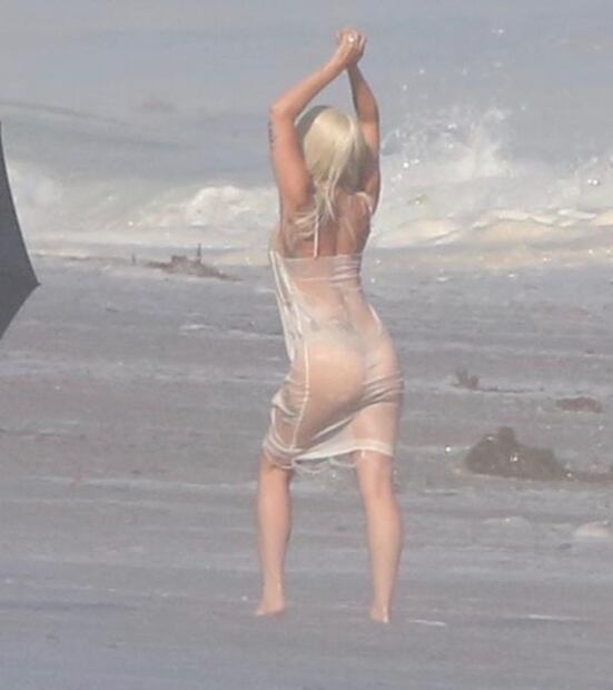 Lady Gaga ‘sube la temperatura’ con vestido transparente en el mar