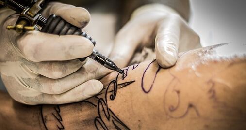 Alertan por presencia de bacterias en tinta de tatuajes