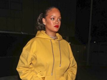 Rihanna deslumbra con figura en minifalda por West Hollywood