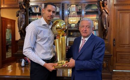 AMLO agradece a Juan Toscano, campeón de la NBA, por festejar con bandera mexicana