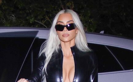 Kim Kardashian posa en sesión con pequeño bikini bandeau neón