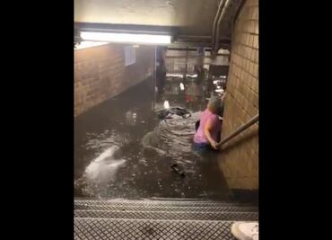 Video. Se inunda el metro de Nueva York; usuarios sortean las aguas sucias