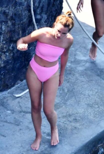 El bikini rosa neón con el que Emma Watson deslumbró en Italia