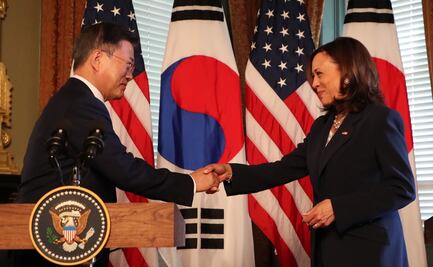 Critican a Kamala Harris por limpiarse tras saludar al presidente de Corea del Sur