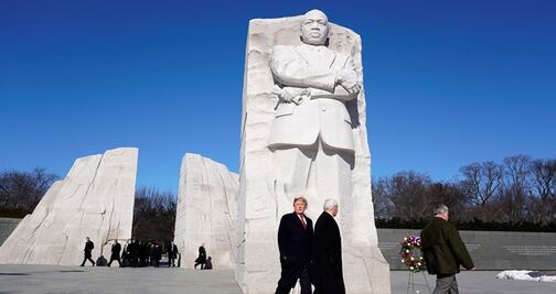 Trump visita por dos minutos el monumento de Martin Luther King Jr. 
