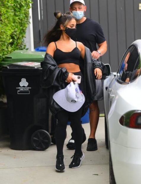 Ariana Grande remarca su figura atlética con leggings